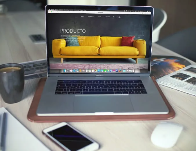 Optimizar su espacio de trabajo para lograr productividad es esencial en la era digital moderna. La configuración perfecta incluye una computadora portátil, que estaría abierta y mostraría una página interesante que se especializa en diseño y venta de muebles. Acompañando esta pieza central de tecnología, sugerimos incluirla con un teléfono inteligente útil, que permita un acceso rápido a correos electrónicos y notificaciones; y un mouse funcional para una navegación y desplazamiento eficientes. Nada supera el reconfortante aroma del café recién hecho mientras te adentras en tus tareas, lo que puede mejorar significativamente la concentración. En el espacio de trabajo debe haber materiales de lectura esclarecedores esparcidos de manera informal para disfrutar durante los descansos o cuando se busca inspiración. Esta combinación no crea una atmósfera cualquiera, sino una que prioriza la comodidad, ideal para mejorar la productividad y permitir una navegación tranquila en línea al alcance de su mano.