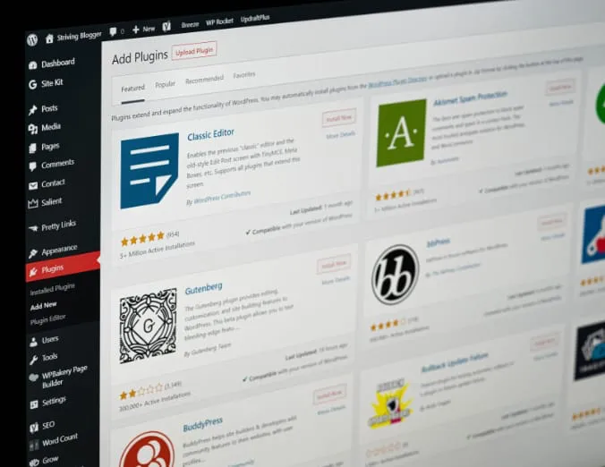 La visualización de la página de instalación de complementos en el panel de un sitio web de WordPress se muestra en la pantalla de una computadora. Esta herramienta esencial mejora el posicionamiento SEO, generando un mayor tráfico orgánico a su sitio y mejorando su presencia en línea.